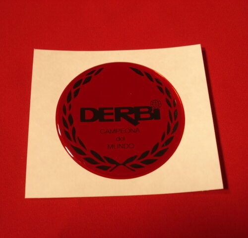 ADHESIVO DERBI ROJO EN RESINA DE 49MM DIAMETRO