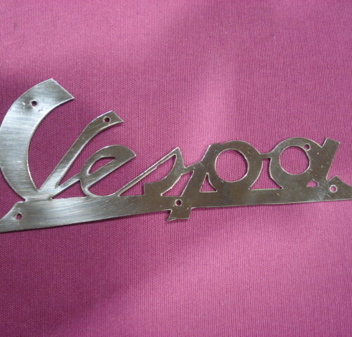 ANAGRAMA VESPA DELANTERO CHAPA PULIDA.