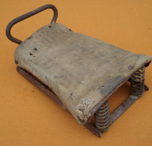 ASIENTO TRASERO MOTO ANTIGUA DE 35 X 20 APROX.