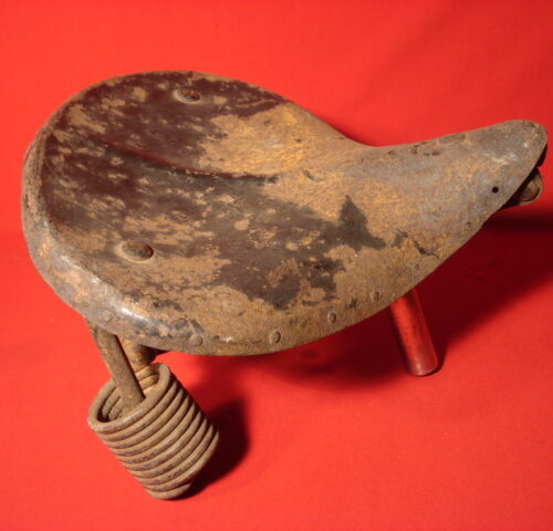 ASIENTO TRIANGULAR DE CHAPA REF 28