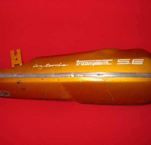 TAPA DERBI TRICAMPEONA S E DERECHA CUBRE MOTOR